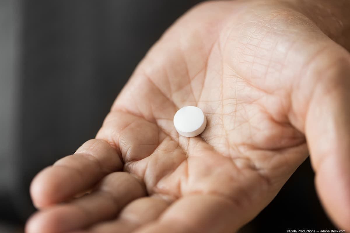 Outstretch hand with white pill tablet on palm ©Syda Productions / adobe.stock.com 